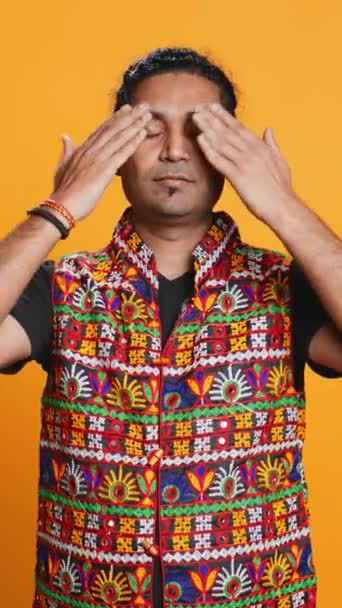 Dikey Videocu Adam Geleneksel Hint Kıyafetleri Giyer Gözleri Kulakları Ağzı — Stok video