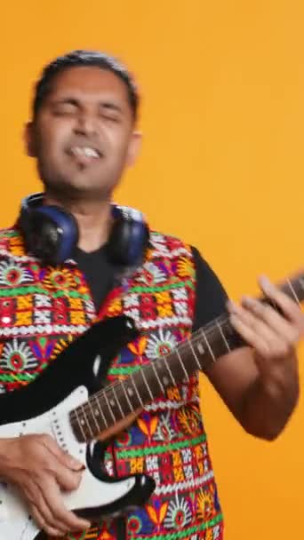 Video Vertical Hombre Feliz Sosteniendo Guitarra Eléctrica Tocando Música Rock — Vídeo de stock