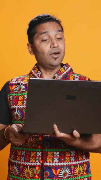 Vídeo Vertical Indiano Homem Tendo Conversa Divertida Com Amigos Durante — Vídeo de Stock
