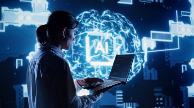 Veri merkezindeki sistem yöneticisi dizüstü bilgisayarda programlama betikleri çalıştırıyor, görevleri çözüyor. Yapay zeka uygulamaları geliştirmek için kodları manipüle eden sertifikalı geliştirici