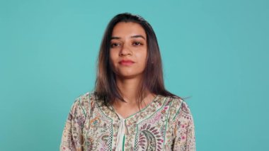 Tembel kadın hiçbir şeyle ilgilenmiyor, depresyonda, cansız görünüyor, stüdyo arka planında soyutlanmış. Yorgunluktan muzdarip sıkılmış Hintli kişinin portresi, B kamerası.