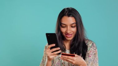 Telefon sitesine ödeme metodu ekleyen bir kadın terfi ve stüdyo geçmişinden faydalanmaktan zevk alıyor. İnternet alışverişi yapmaktan heyecan duyan, akıllı telefondan kredi kartı verileri yazan, kamera B