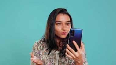 Akıllı telefon görüşmeleri sırasında arkadaşlarıyla kavga eden, stüdyo geçmişinde izole edilmiş bir kadın. Cep telefonuyla konuşurken arkadaşlarıyla tartışan öfkeli insan, kamera B