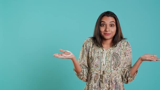 Indian Woman Shrugging Shoulders Unable Provide Answer Having Detached Apathy — Stok Video