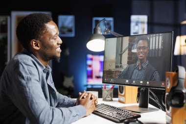 İş bulucu internetteki video görüşmesinde sorular soruyor, uzaktan tele çalışma konferansında genç başvuru sahipleriyle görüşüyor. Yönetim kadrosu Afrikalı Amerikalı biriyle tartışıyor..