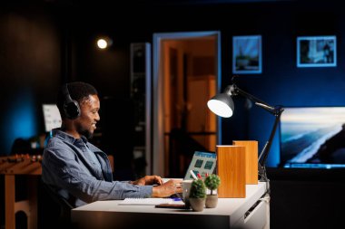 Neşeli çalışan müzik dinler ve iş problemlerini çözer, evden çalışmaktan mutlu olur. Girişimci sermaye fonu raporlarını değerlendiriyor, muhasebe analizi yapıyor..