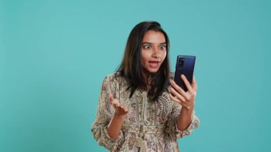 Akıllı telefon görüşmeleri sırasında arkadaşlarıyla kavga eden, stüdyo geçmişinde izole edilmiş bir kadın. A kamerasında, cep telefonuyla konuşurken arkadaşlarıyla tartışan öfkeli kişi.
