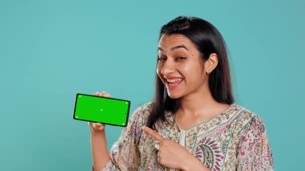 Smiling Woman Showing Isolated Screen Mobile Phone Doing Promotion Studio — Stok Video