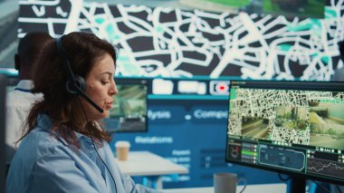 Çeşitli operatörler müşterilere sipariş takibiyle ilgili güncellemeler veriyor, CCTV kamera görüntüleri ve uydu haritasıyla hızlı teslimatı sağlamak için çalışıyorlar. Kontrol merkezindeki çalışanlar. Kamera B.