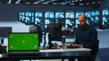 Yönetici tarafından virüs tehditlerinden korunmak için kullanılan veri merkezindeki izole edilmiş bilgisayar cihazına odaklan. Bilgi işlem uzmanlarının sunucuları girilmelerden korumak için kullandığı maket defterini kapat