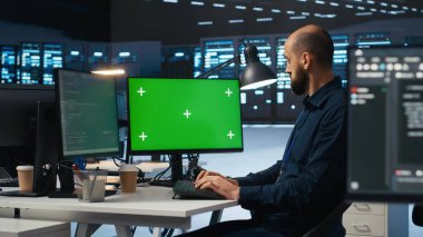 Sunucu odasını yöneten, izole edilmiş bilgisayar ekranında kod çalıştıran, sorun çıkaran sunucular. Krom anahtar PC kullanarak donanım kümelerini ve depolama dizilerini güncelleyen teknisyenler