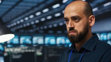 Sunucu çiftliğindeki programcıya yaklaş. İzinsiz giren hackerlardan verileri koru. Geliştirici sunucu satırlarını yetkisiz erişime karşı koruyor, sistemi fidye saldırılarından koruyor