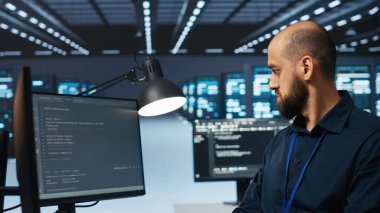 Sunucu merkezi kodlamasında sistem yöneticisi, verilerin tehditlerden korunmasını sağlıyor. IT geliştiricisi süper bilgisayarları izinsiz erişime karşı koruyor, sistemi hackerlardan koruyor.