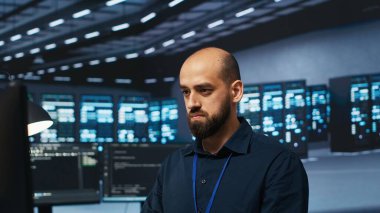 Veri merkezi konut bıçağı sunucularında veri depolayan bilgisayar bilimci programları. Bilgi depolama tesisinin karmaşık hesaplama işlemleri yapan raflarını onarmak için bilgisayardaki IT profesyonel yazma kodu