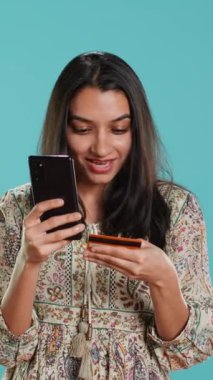 Dikey Videocu Kadın telefon sitesine ödeme metodu ekliyor. Terfilerden ve stüdyo geçmişinden faydalanmaktan zevk alıyor. İnternet alışverişi yapmaktan, kredi kartı verilerini yazmaktan heyecan duyan biri.