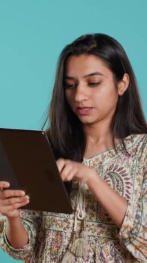 Gülümseyen kadın tablet kullanarak alışveriş sitesine ödeme metodu ekliyor. Neşeli kişi dijital cihazdan kredi kartı, daktilo verisi, kamera A kullanarak satın alıyor.