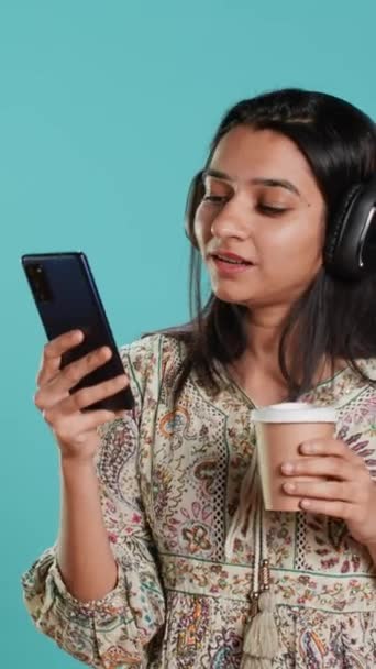 Függőleges Videó Vidám Zenét Hallgat Dalszövegeket Énekel Telefon Képernyőjéről Élvezi — Stock videók