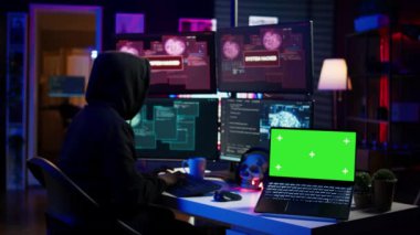 Hacker, yeşil ekran laptopunda Truva fidye yazılımı kullanarak bilgisayar sabotajı yapıyor. Siber suçlular kurbanlardan fidye istemek için sahte bir cihaz kullanıyor. Karşılığında da verilerine ulaşabiliyorlar. Kamera B.