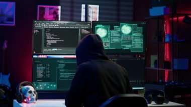 Gizli karargahta saklanırken siber suçlu sahte bir şekilde güvenlik sistemlerini aşıyor. Hacker güvenlik sistemlerini çökertiyor. Değerli verileri çalmak için kaçak betikler kullanıyor. Kamera A.