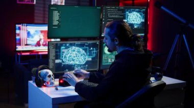 Hacker, SSD 'ye DDoS saldırıları başlatabilecek bir betik yüklüyor. Sunucuları çökertebilen, depolama sürücüsüne indirebilen siber suç yazma programı, kamera B