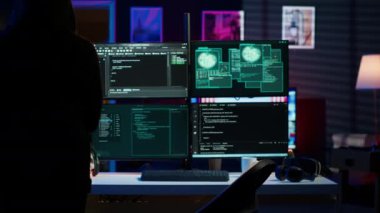 Hacker yeraltı merkezine geliyor. Ağın arka kapılarından yararlanmak ve giriş ve şifre korumaları gibi güvenlik önlemlerini aşmak için tasarlanmış kötü amaçlı yazılımı kodlamaya hazır.