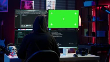 Siber suçlu çalınan bilgileri yeşil ekran bilgisayarına yüklüyor. Scammer, güvenlik ihlalinden elde edilen verilerle krom anahtar bilgisayarına depolama aygıtı yerleştiriyor. Kamera A