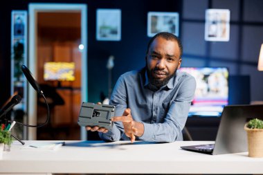 V Mount bataryasını değerlendiren bir adam vasatın altındaki kaliteden memnun olmadığını ifade ediyor. Çevrimiçi kanal için içerik oluşturucu çekim gözden geçirme videosu, yeniden yükleme aygıtı performansından memnun değil