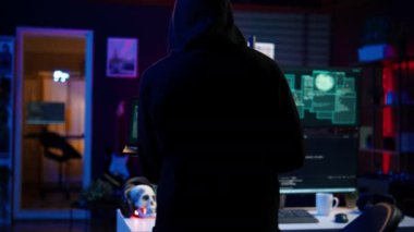 Hacker, gizli yeraltı sığınağına dizüstü bilgisayarla geliyor. Web sitelerine kötü amaçlı yazılım saldırısı düzenlemeye hazırlanıyor. Dairendeki dolandırıcı tehlikeli senaryolar üzerinde çalışmaya başlıyor. Güvenlik ihlali, kamera B