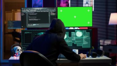 Güvenlik duvarlarını hacklemek için yeşil ekran bilgisayar kullanan düzenbaz programcı siber güvenlik tarafından reddedildi. Dolandırıcı, görüntüleme monitörü kullanıyor. Dolandırıcılık yaparken erişimi engellendi. Kamera A