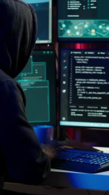 Verileri bozan virüs üretmek için yapay zekayı kullanarak dikey video kötülük siber suçlusu. Yapay zeka teknolojisi kullanarak bilgisayar üzerinde çalışan kaçak programcı, güvenlik sistemlerini aşan, kamera