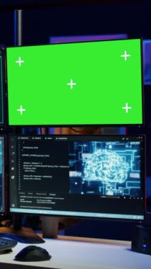 Yapay zeka öğrenme ve sistem sömürüsü için izole ekran bilgisayarı kullanan dikey video siber suçlusu. Hacker, betik hilesi oluşturmak için yapay zeka teknolojisi ve model monitörü kullanıyor.