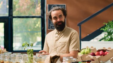 Makarna ya da geri dönüşümlü cam kaplarda depolanan tahıllara bakarak sürdürülebilir pazardaki müşterilerin portresi. Organik kimyasalların serbest üretildiği bir market..