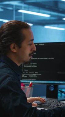Dikey video mühendisleri yüksek teknoloji sunucu merkezinde kodluyorlar, verileri analiz etmek için bilgisayarları kullanıyorlar, kusursuz veri akışını sağlıyorlar. Veri merkezindeki altyapıyı inceleyen meslektaşlar, sistemin sağlanması