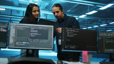 Yüksek teknoloji sunucu merkezinde çalışan mühendisler büyük miktarda veriyi işleme ve depolama kapasitesine sahipler. Uzmanlar ağ kaynaklarını kontrol eden sunucu satırları hakkında konuşuyor ve sorun çıkarıyor
