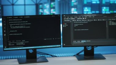 Boş veri merkezindeki bilgisayarlar enerji tüketimini düzenliyor. Sunucu odasındaki otomatik işlemler ve izleme işlemleri için kullanılan PC monitörlerinin betiği kapat, kamera B