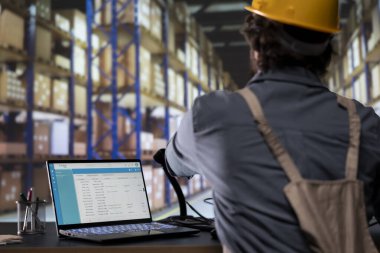 Lojistik mühendisi sipariş sevkiyatı için sevk notları hazırlıyor, nakliye ve teslimat gereksinimlerini yönetiyor. Depo operatörü hisse senedi denetimi ve teslimiyet makbuzlarını inceliyor.