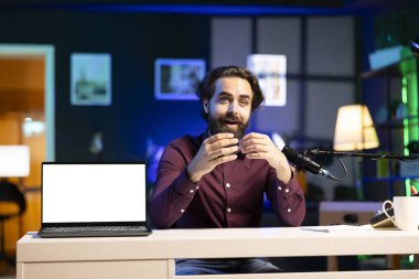 Heyecanlı teknoloji uzmanı akıllı telefon performansını değerlendiriyor, kullanılan yüksek kaliteli bileşenlerden memnun. İnternet kanalı için izole edilmiş ekran telefonu denetimi