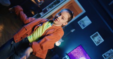 Hollandalı bakış açısı popüler hit şarkılar üzerine yaptığı viral koreografinin içeriğini paylaşarak trendlere katılan tatlı bir kızı çekiyor. Heyecanlı Gen Z internet yıldızı trend dans hareketleri yapıyor