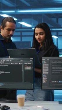 Yüksek teknoloji sunucu odasında çalışan çok ırklı yöneticilerden oluşan dikey video ekibi büyük miktarda veri depolayabiliyor. Çeşitli meslektaşlar beyin fırtınası yapıyor, sunucuları düzeltmenin yollarını tartışıyorlar.
