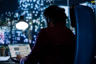 Şirket yönetiminden sorumlu yönetici, iş dünyasına erişimi genişletme amaçlı son girişimleri ve operasyonları inceliyor. Başkan tarafından alınan yüksek seviye seçimler..