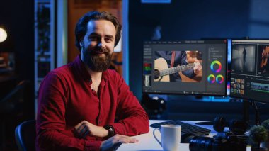 Mutlu video editörünün portresi ham klipleri ve görüntüleri prodüksiyon stüdyosundaki kaliteli videolarda birleştiriyor. Özel yazılım uygulaması ve düzenleme araçları kullanan kameraman