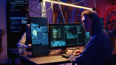 Yetenekli hacker grubu üyeleri bilinçsiz kurbanların bilgisayarlarına kötü amaçlı yazılım yerleştiriyor, hassas ve özel bilgileri çalıyor, Darknet suç cennetinde en yüksek teklifi verene satıyor.