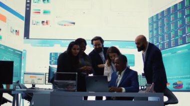 Çeşitli iş adamları başarılı bir sonucu kutlayarak, daha fazla genişleme fonu elde ederek ve tüm personel üyeleriyle beşlik çakarak kutladılar. Memnuniyet verici işçiler başarının tadını çıkarıyor. Kamera B.
