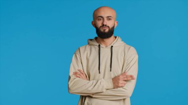 Arap erkek model birinin gelmesini bekliyor. Toplantıya geç kalan birinin sabırsız davranması. Ortadoğulu biri sabırsız ve dakik olma konusunda ciddi. Kamera 1.