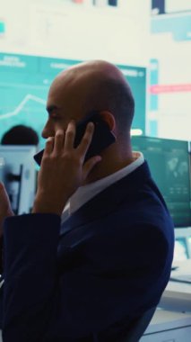 Vertical Video Business analisti, organizasyon başarısını sağlamak için CEO ile görüşerek, telefon görüşmesinde proje güncellemeleri ile bir sunum yapıyor. Piyasaya göre çalışan kaynaklarını tahsis ediyor