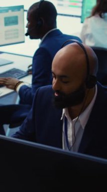 Danışma kuruluyla yapılan bir çağrı sırasında, yıllık istatistiklerle ilgili görüşleri paylaşan Dikey Video Yönetimi ortağı, operasyonel performans ölçümlerini artırmak için girişimler sunmaktadır. Büyük veri ekranı