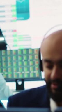 Danışma kuruluyla yapılan bir çağrı sırasında, yıllık istatistiklerle ilgili görüşleri paylaşan Dikey Video Yönetimi ortağı, operasyonel performans ölçümlerini artırmak için girişimler sunmaktadır. Büyük veri ekranı