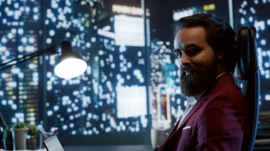 Yatırımcılara yeni planlar sunmadan önce, gece boyunca şirketin genişletilmesi ve ekonomik koşulların incelenmesi üzerine çalışan yönetim kurulu başkanının portresi. Girişimci pencereden dışarı bakar.