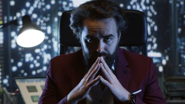 Girişim sektöründe yetkili prestijli girişimci, beyaz yakalı suçları işledikten sonra servetine servet katan saygıdeğer bir yönetici bankacı. Ekonomik durgunluk şirketlere yardımcı olur.