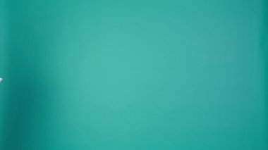 Sırt çantasıyla sırıtan parlak bir gencin portresi, okul defteri ve notları, stüdyo arkaplanı. Kollarında ders kitabı olan neşeli liseli kız, liseye gitmeye hazırlanıyor, kamera B